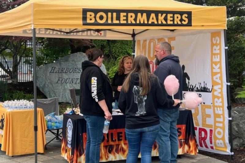 Western States organizer Melissa Morgan talks with both members of Local 290 and non-members at PSNS' Family Day. 